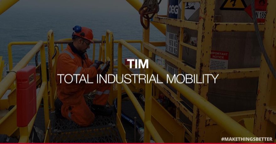 Operator using a tablet on an industrial site, Total Industrial Mobility (TIM)
